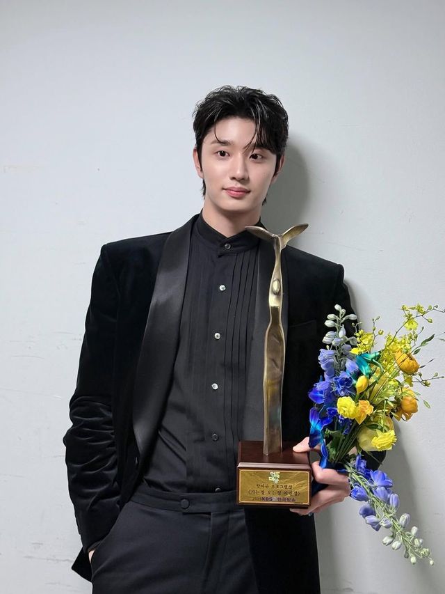 핫이슈 프로그램 상을 수상한 김재원 / 이미지 출처: 인스타그램 @rlawodnjs_