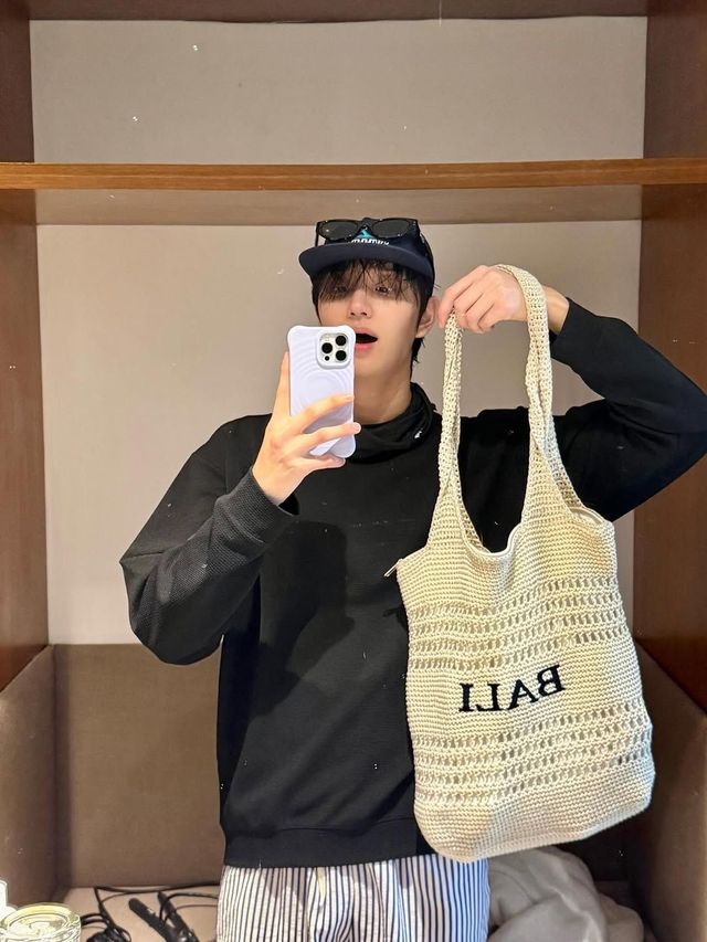 거울 셀카 장인 / 이미지 출처: 인스타그램 @rlawodnjs_