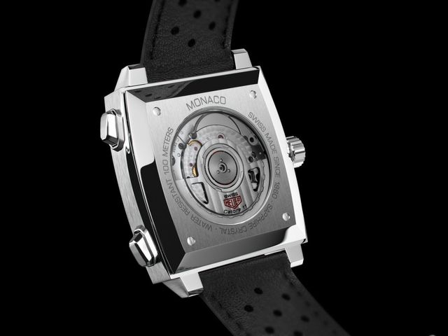 시스루 케이스백을 통해 태그호이어 모나코의 강력한 엔진 칼리버 11의 구동을 감상할 수 있다 / 이미지 출처 : 태그호이어. 