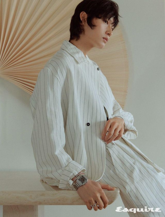 오른손에 착용한 화이트 골드 저스트 앵 끌루 브레이슬릿, 스틸 케이스에 블랙 다이얼을 적용한 산토스 드 까르띠에 라지 워치, 약지에 낀 화이트 골드 저스트 앵 끌루 링. * 모든 워치와 주얼리, 백은 까르띠에 제품. 스트라이프 재킷, 팬츠 모두 자크뮈스. 이너 톱 순진.