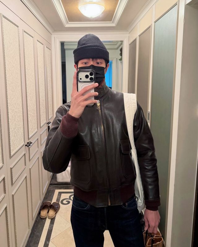 레더 재킷에 데님이나 어두운 계열 팬츠를 더해 아메카지 무드를 완성했다. / 이미지 출처: 인스타그램 @ophen28/ 이미지 출처: 인스타그램 @ophen28