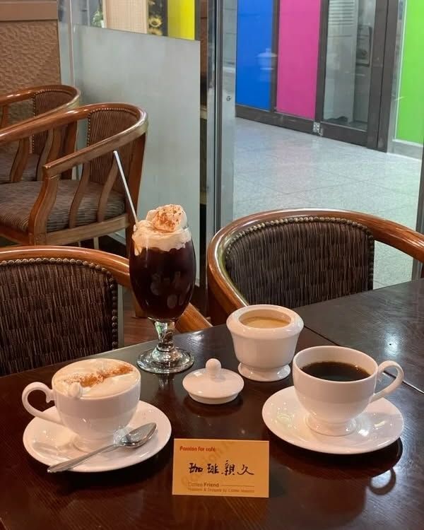 에티오피아, 케냐, 콜롬비아 등 다양하고 신선한 원두로 내린 드립 커피와 달콤한 아인슈페너를 맛볼 수 있습니다. / 이미지 출처 : 인스타그램 @coffee_friend_ 