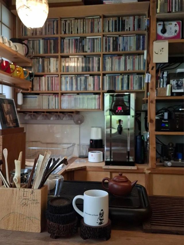 수제 목공 감성의 카페. / 이미지 출처 : 네이버 플레이스 @이화에월백하고 