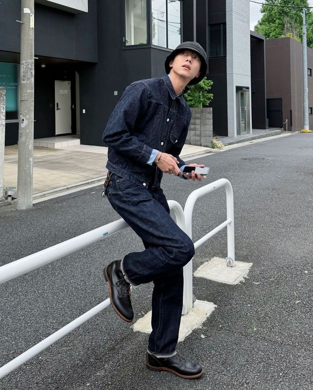 데님 재킷과 셔츠를 활용한 스타일링. 서로 다른 톤을 섞어 자연스러운 레이어드를 연출했다. / 이미지 출처: 인스타그램 @ophen28
