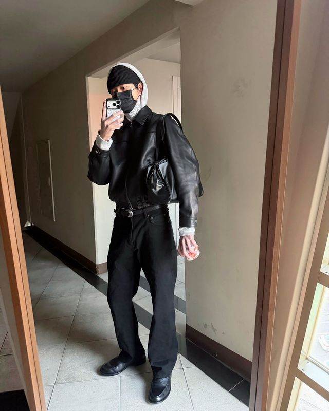 레더 재킷에 데님이나 어두운 계열 팬츠를 더해 아메카지 무드를 완성했다. / 이미지 출처: 인스타그램 @ophen28/ 이미지 출처: 인스타그램 @ophen28