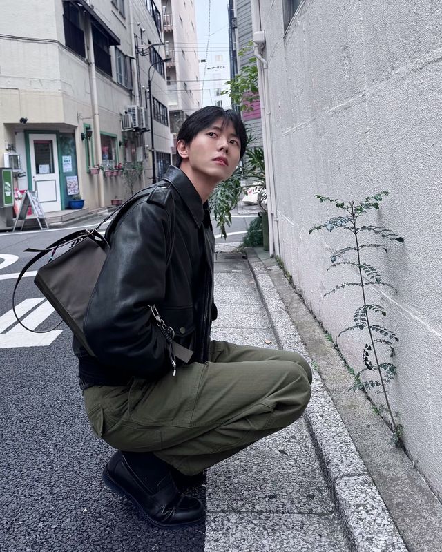 레더 재킷에 데님이나 어두운 계열 팬츠를 더해 아메카지 무드를 완성했다. / 이미지 출처: 인스타그램 @ophen28/ 이미지 출처: 인스타그램 @ophen28