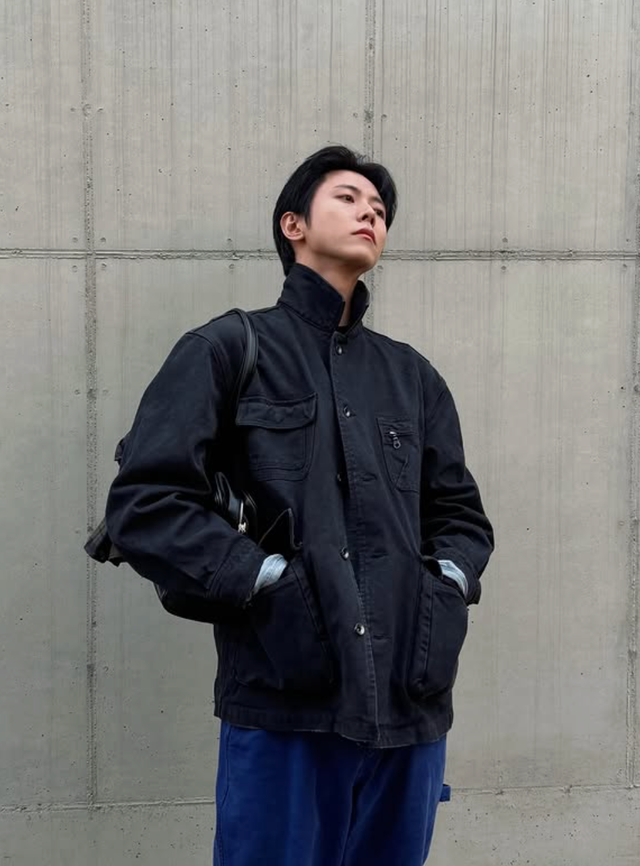 하프 기장 워크웨어 재킷을 활용한 다양한 스타일링. 비니, 안경, 스카프 등 간결한 액세서리로 분위기를 더했다. / 이미지 출처: 인스타그램 @ophen28