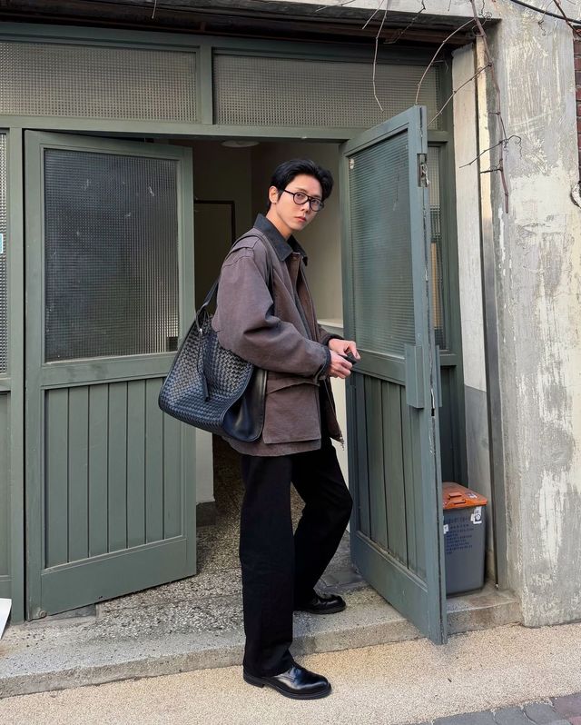 하프 기장 워크웨어 재킷을 활용한 다양한 스타일링. 비니, 안경, 스카프 등 간결한 액세서리로 분위기를 더했다. / 이미지 출처: 인스타그램 @ophen28