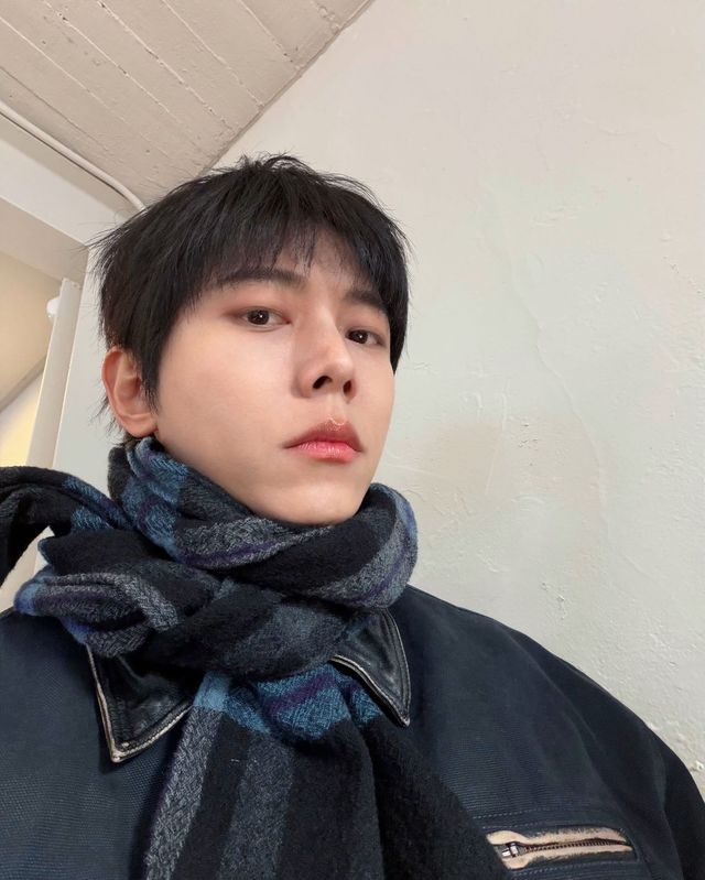 해링턴 재킷과 스트레이트 데님의 조합. 여유 있는 실루엣에 데님을 매치해 단정하게 마무리했다. / 이미지 출처: 인스타그램 @ophen28