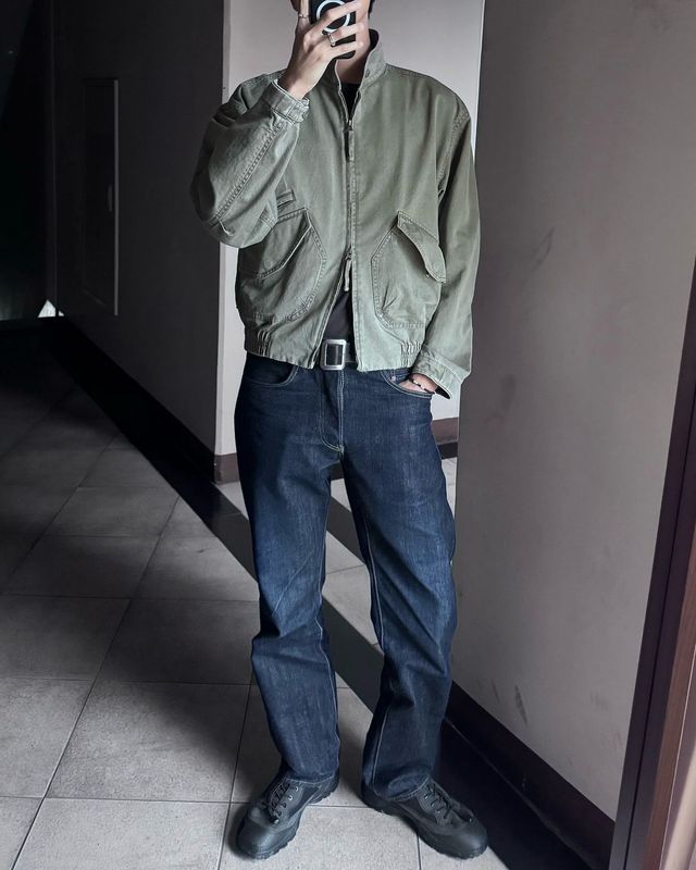 해링턴 재킷과 스트레이트 데님의 조합. 여유 있는 실루엣에 데님을 매치해 단정하게 마무리했다. / 이미지 출처: 인스타그램 @ophen28