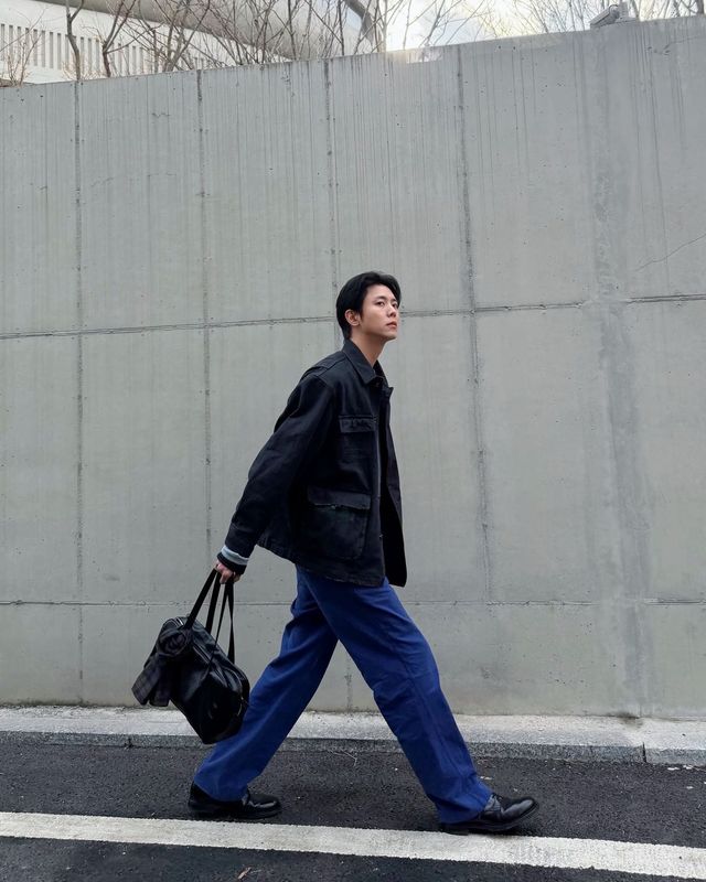 하프 기장 워크웨어 재킷을 활용한 다양한 스타일링. 비니, 안경, 스카프 등 간결한 액세서리로 분위기를 더했다. / 이미지 출처: 인스타그램 @ophen28