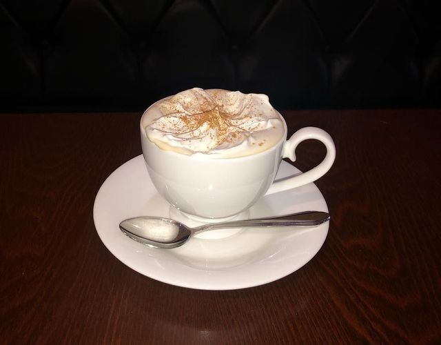 달콤하고 퐁실퐁실한 아인슈페너. / 이미지 출처 : 인스타그램 @coffee_friend_ 