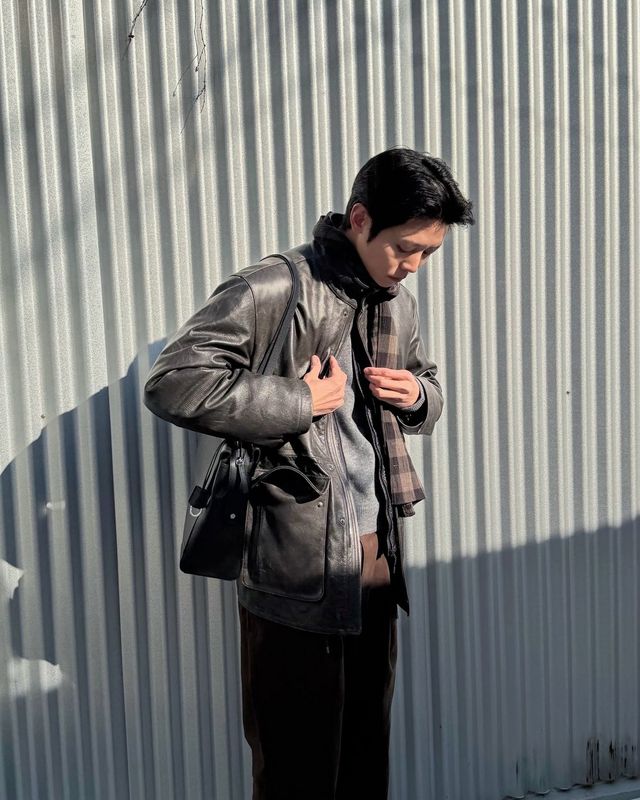 레더 재킷에 데님이나 어두운 계열 팬츠를 더해 아메카지 무드를 완성했다. / 이미지 출처: 인스타그램 @ophen28/ 이미지 출처: 인스타그램 @ophen28