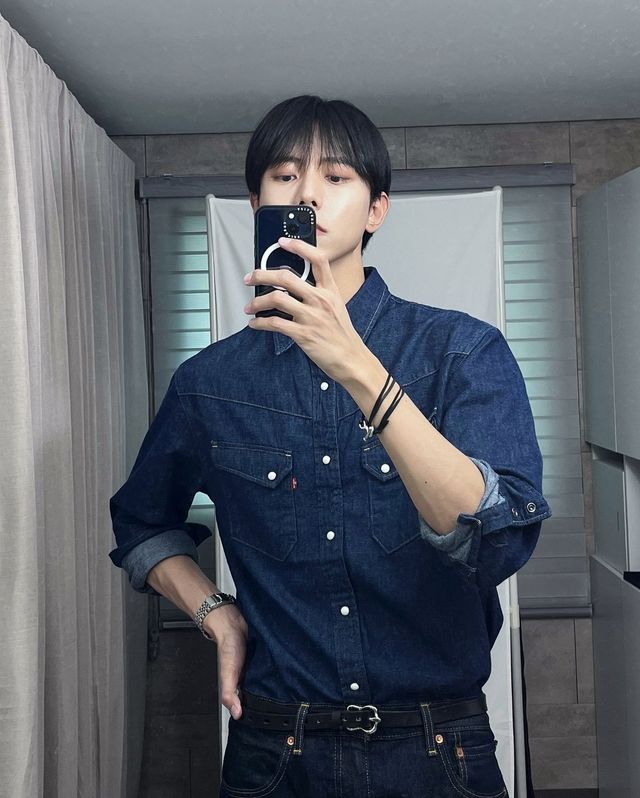 데님 재킷과 셔츠를 활용한 스타일링. 서로 다른 톤을 섞어 자연스러운 레이어드를 연출했다. / 이미지 출처: 인스타그램 @ophen28