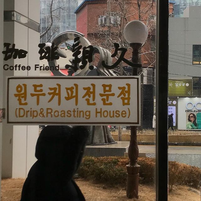 간판에서 세월이 느껴진다. / 이미지 출처 : 인스타그램 @coffee_friend_ 