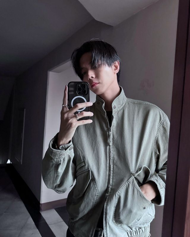 해링턴 재킷과 스트레이트 데님의 조합. 여유 있는 실루엣에 데님을 매치해 단정하게 마무리했다. / 이미지 출처: 인스타그램 @ophen28