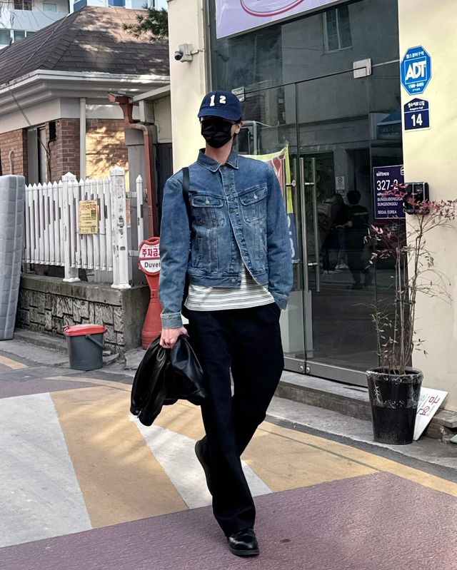 데님 재킷과 셔츠를 활용한 스타일링. 서로 다른 톤을 섞어 자연스러운 레이어드를 연출했다. / 이미지 출처: 인스타그램 @ophen28