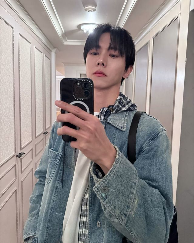 데님 재킷과 셔츠를 활용한 스타일링. 서로 다른 톤을 섞어 자연스러운 레이어드를 연출했다. / 이미지 출처: 인스타그램 @ophen28