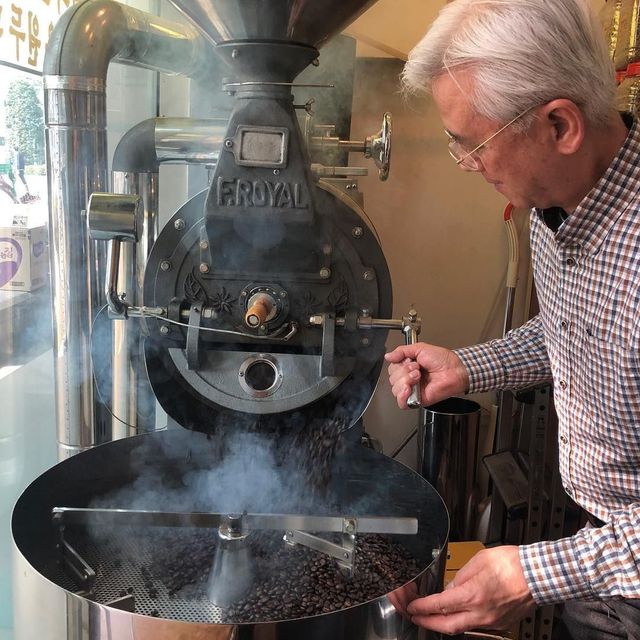 15년 간 직접 로스팅한 원두로 핸드 드립을 내려주는 종로 카페. 이미지 출처 : 인스타그램 @coffee_friend_ 