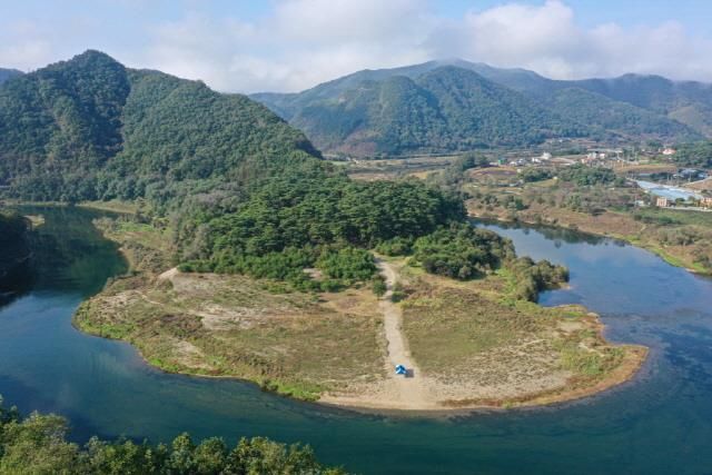 삼면이 강으로 둘러싸여 외부와 단절될 수밖에 없었던 문종의 유배지 영월 청령포. | 이미지 출처: 디지털영월문화대전 홈페이지 이미지