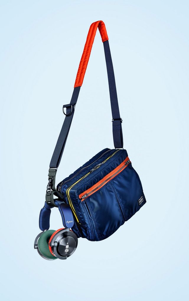 다이슨과 포터의 협업으로 만든 온트랙 리미티드 에디션. 헤드폰, 숄더백, 액세서리로 구성되어있다. / 이미지 출처: 다이슨
