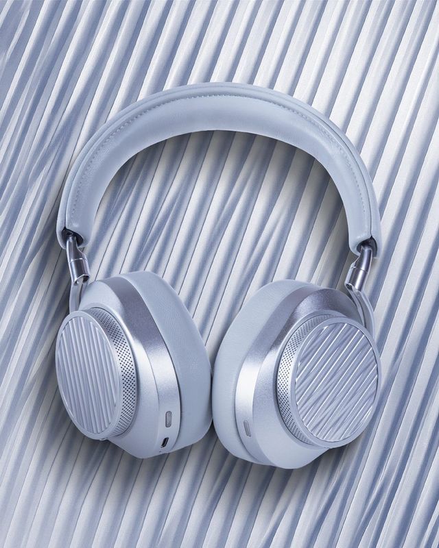 투미의 상징인 FXT 방탄 나일론과 '19 디그리' 패턴을 접목한 마스터앤다이나믹 MW75 / 이미지 출처: 마스터앤다이나믹 SNS