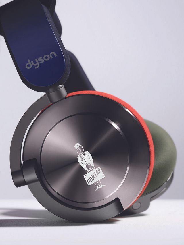 다이슨과 포터의 협업으로 만든 온트랙 리미티드 에디션. 헤드폰, 숄더백, 액세서리로 구성되어있다. / 이미지 출처: 다이슨