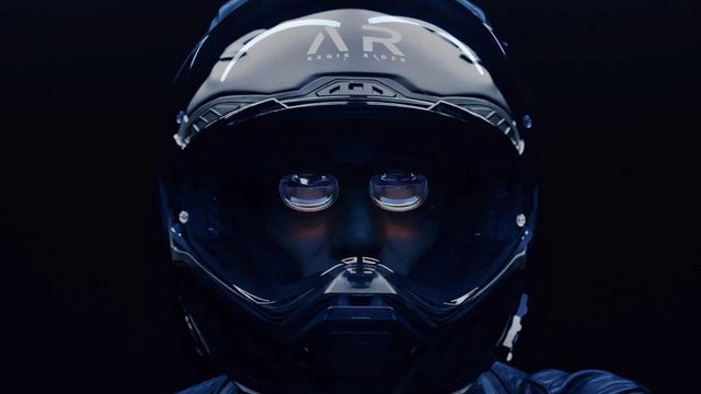 전투기 AR 기술을 접목해 도로 위에 내비게이션 정보를 고정 투사하는 TVS 이지스 라이더 비전 / 이미지 출처: 이지스 라이더 홈페이지