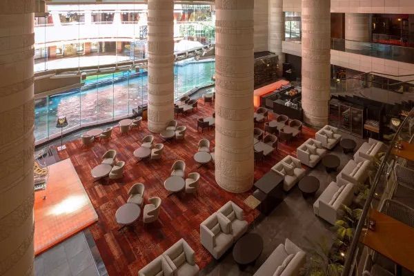 그랜드 하얏트 후쿠오카의 호텔 조식당. 레스토랑 바로 옆으로는 온천풀이 준비되어 있다. / 이미지 출처: 그랜드 하얏트 후쿠오카