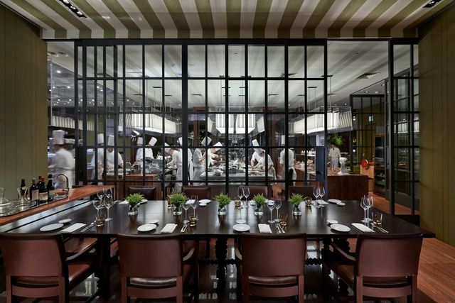 분주한 모습의 만다린 오리엔탈 타이베이 Bencotto Chef Table 셰프들. / 이미지 출처: 만다린 오리엔탈 타이베이