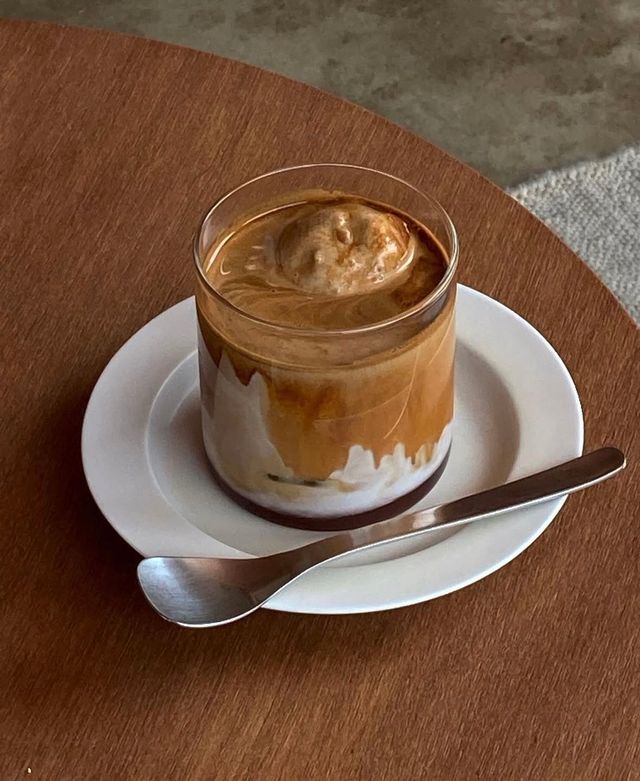 바므의 시그니처 플롯라떼는 플랫화이트라떼에 밤 아이스크림을 얹은 메뉴다. / 출처: 바므 인스타그램