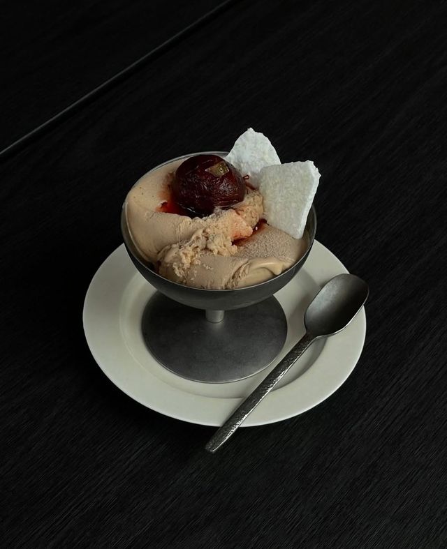 바므의 대표 메뉴 밤 아이스크림에 보늬밤을 추가해먹으면 더 깊고 진한 맛을 느낄 수 있다. / 출처: 바므 인스타그램