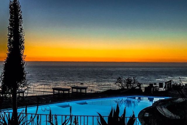 빅서의 상징적인 치유 리트리트, 에살렌 인스티튜트 내 풀장 모습이다. / 출처: 에살렌 인스티튜트 웹사이트