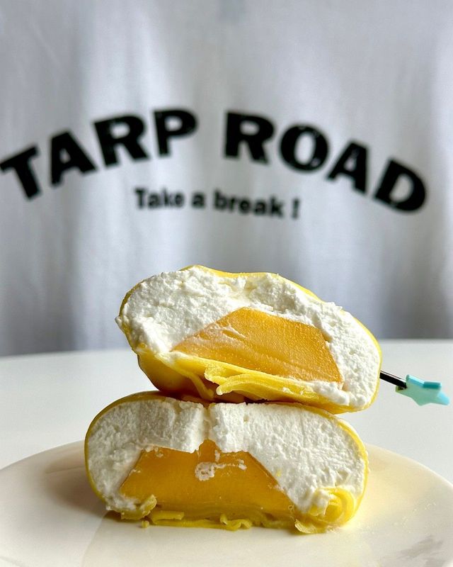 타프로드에서 판매 중인 망고가 들어간 꿈돌이 케이크의 단면.| 이미지 출처: 네이버 지도 업체 제공 이미지