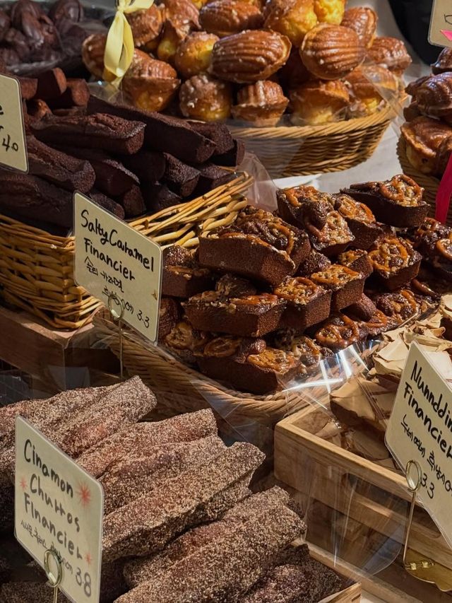 다양한 버전으로 즐길 수 있는 몽심의 베스트 메뉴 휘낭시에. | 이미지 출처: 업체 인스타그램