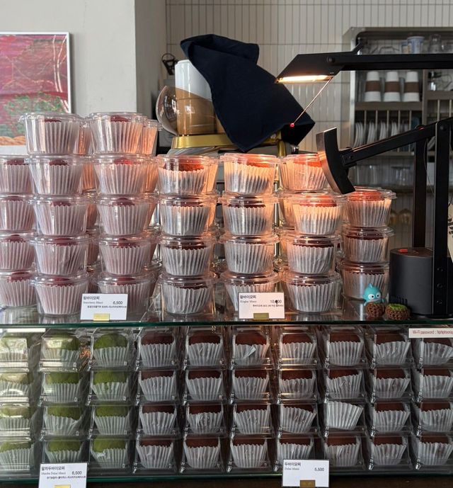 왕두바아부터, 핑바이, 오리지날 두바이모찌까지 다양한 두쫀쿠를 먹어볼 수 있는 허레이. | 이미지 출처: 네이버 지도 업체 제공 이미지