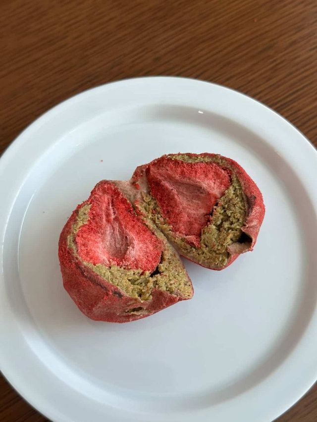 동결건조 딸기가 통으로 들어간 핑바이 단면. | 이미지 출처: 네이버 지도 업체 제공 이미지