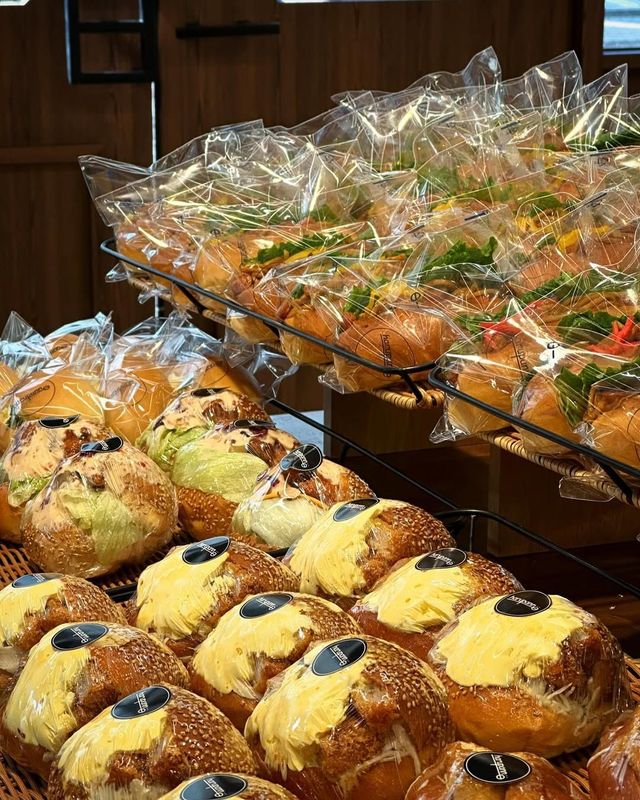 일본식 베이커리 하루팡의 야끼소바빵과 새우카츠버거. | 이미지 출처: 업체 인스타그램