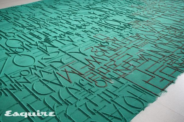 오인환, '남자가 남자를 만나는 곳' 설치 전경, 서울, 2020, 향가루, 436x618 cm, 작가 제공.