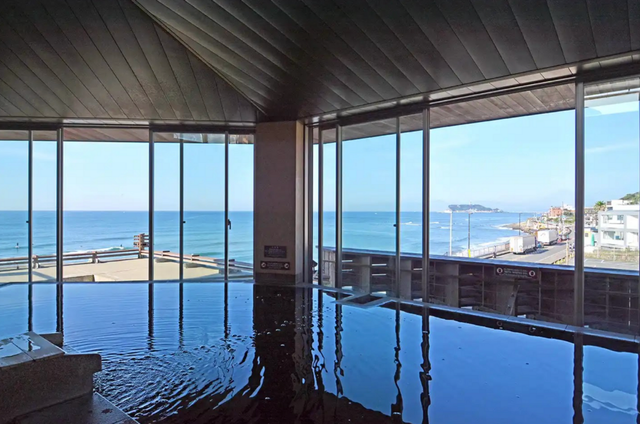 독특한 검은빛 물로 즐기는 온천 / 이미지 출처: Japan Travel by NAVITIME 