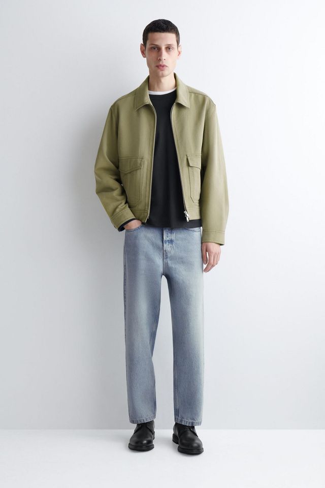 데님과 연출했을 때 내추럴한 멋이 극대화 되는 유틸리티 재킷 / 이미지 출처: COS