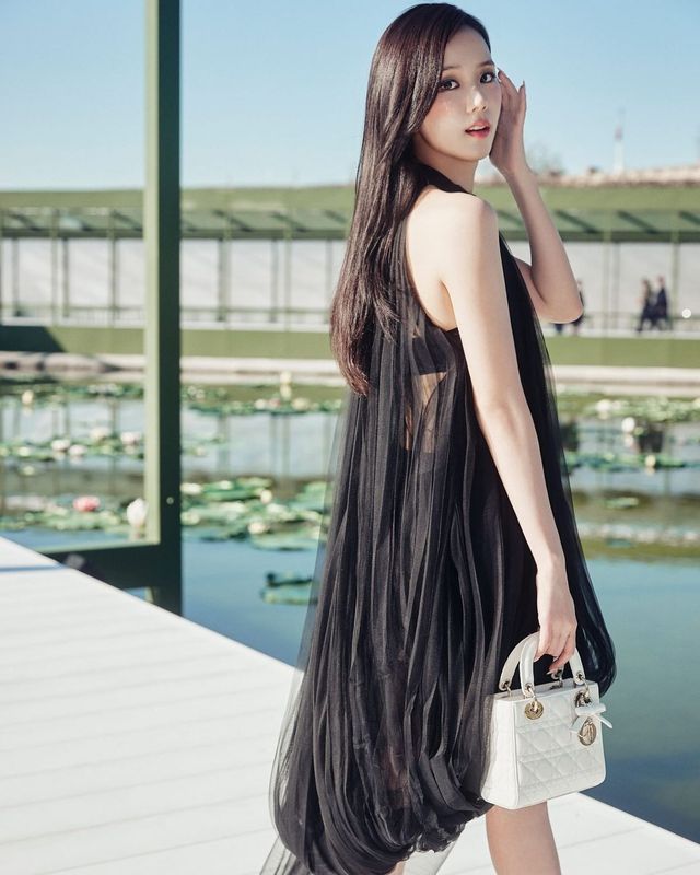 디올 쇼에 참석한 블랙핑크 지수 / 이미지 출처: 인스타그램 @sooyaaa__ 