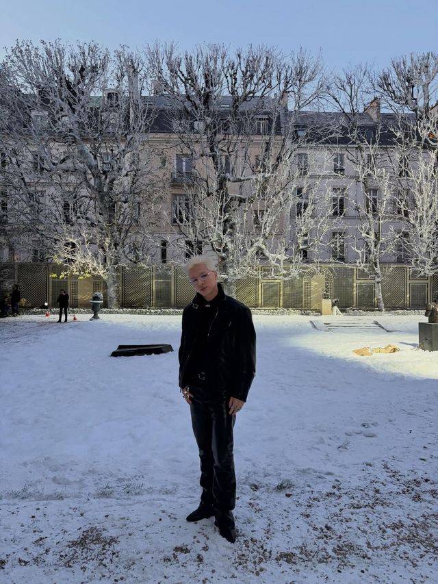 앙팡 리쉬 데프리메 쇼에 참석한 태양 / 이미지 출처: 인스타그램 @__youngbae__