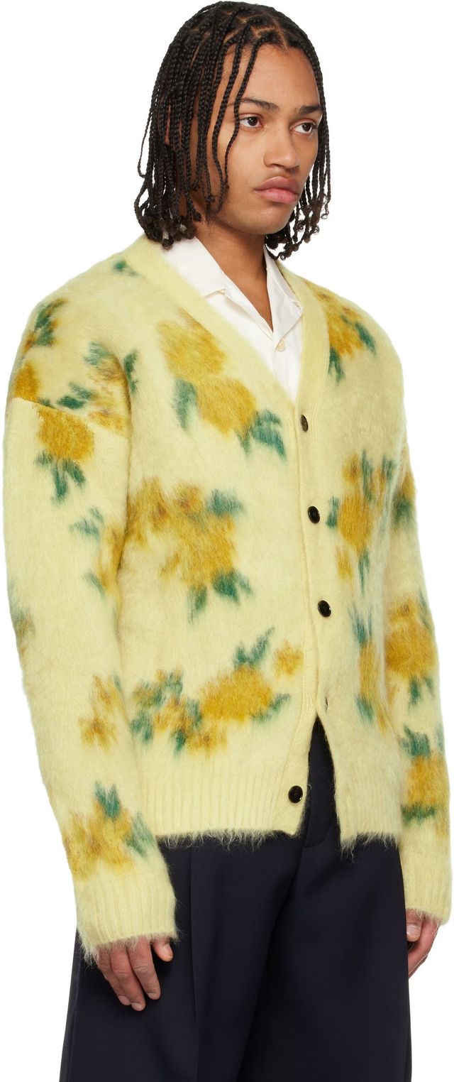 라이트 옐로 컬러와 어우러지는 옐로 플로럴 모티프 / 이미치 출처: SSENSE