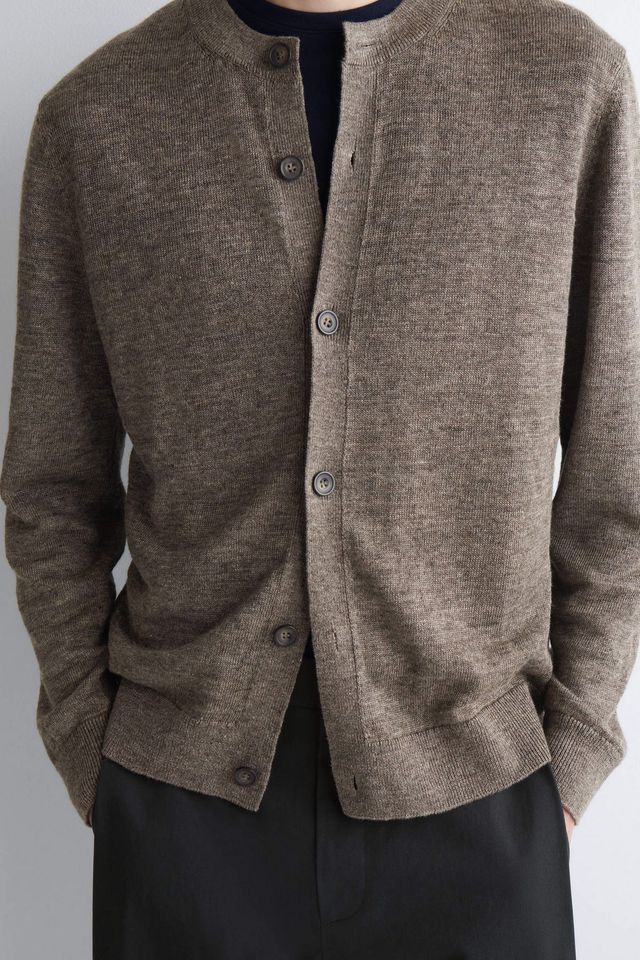 가볍게 흐르는 실루엣과 허리 디테일 / 이미치 출처: COS