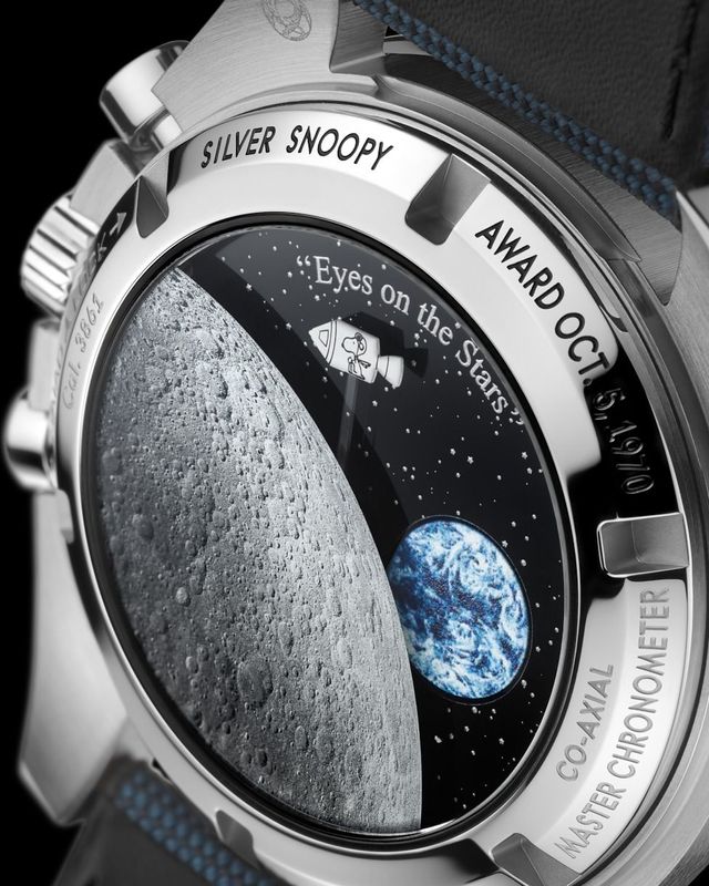 크로노그래프를 작동시키면 달 궤도를 따라 스누피가 탄 우주선이 움직이는 애니메이션 메커니즘이 적용된 케이스백 / 이미지 출처 : 오메가