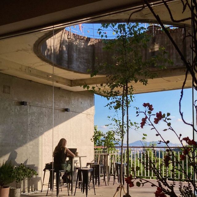 하트 모양 천공이 자연 속에 머무는 기분을 선사한다. / 출처: 희작 네이버 지도 업체 등록