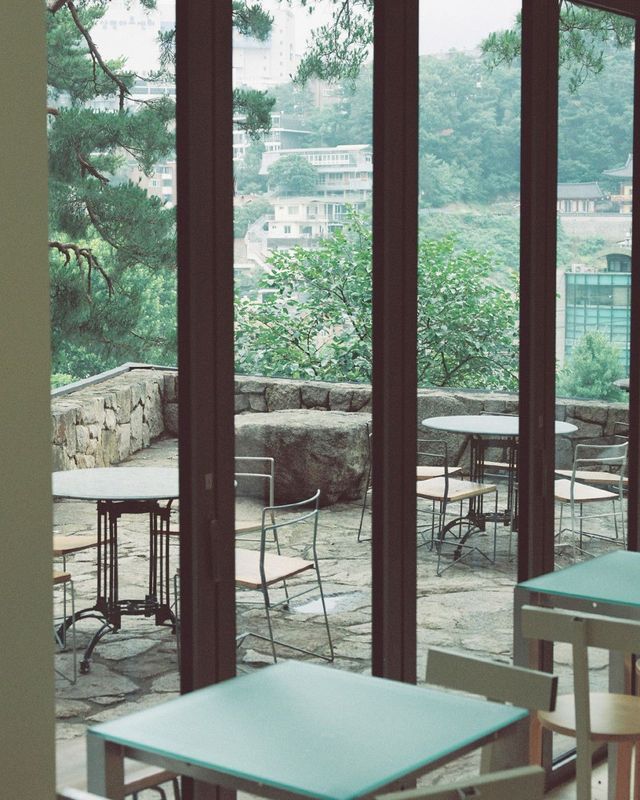 낮은 돌담이 둘러진 테라스에서는 부암동의 전경을 내려다볼 수 있다. / 출처: 희작 네이버 지도 업체 등록