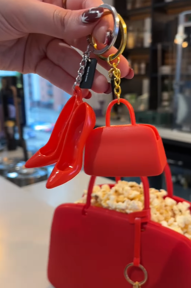 핸드백 모양 케이스에 팝콘을 담아주는 '악마는 프라다를 입는다 2' 콤보 / 이미지 출처: 인스타그램 @odeoncinemas