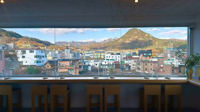 통창 너머 펼쳐진 인왕산과 한옥을 한 눈에 담을 수 있다. / 출처: 캥거루 네이버 지도 업체 등록